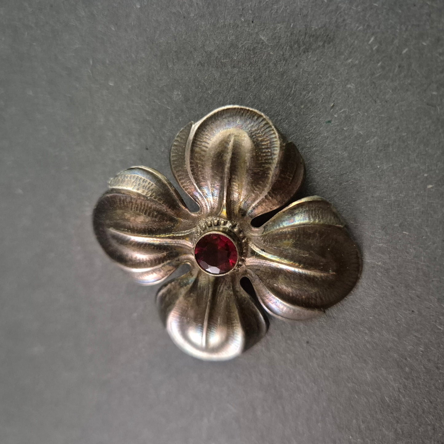 Antike Silberbrosche in Blumenform – mit rotem Schmuckstein