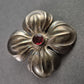 Antike Silberbrosche in Blumenform – mit rotem Schmuckstein