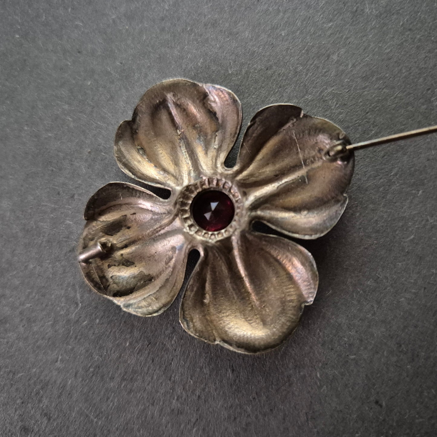 Antike Silberbrosche in Blumenform – mit rotem Schmuckstein