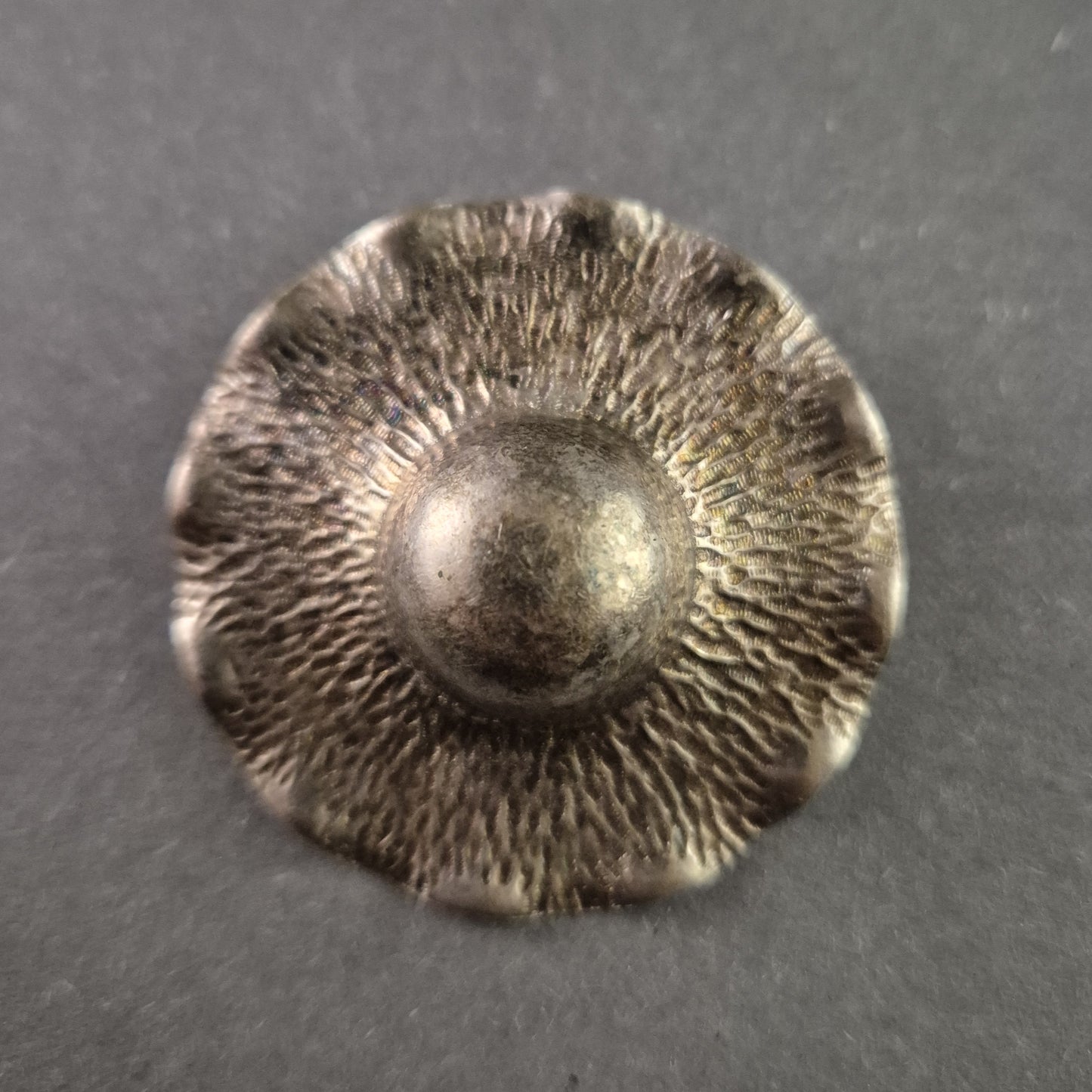 Vintage Silberbrosche im Sonnenhut-Design – Handgefertigtes Unikat