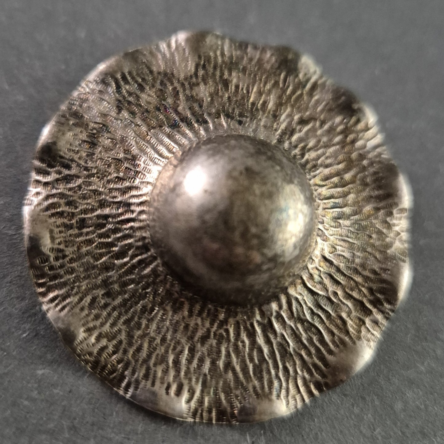 Vintage Silberbrosche im Sonnenhut-Design – Handgefertigtes Unikat