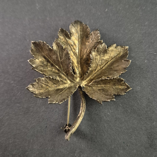 Antike Silberbrosche in Blattform – Fein detailliertes Naturdesign