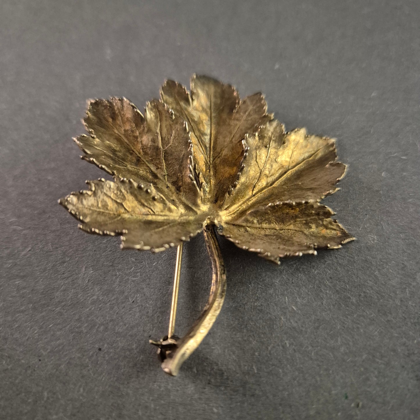 Antike Silberbrosche in Blattform – Fein detailliertes Naturdesign