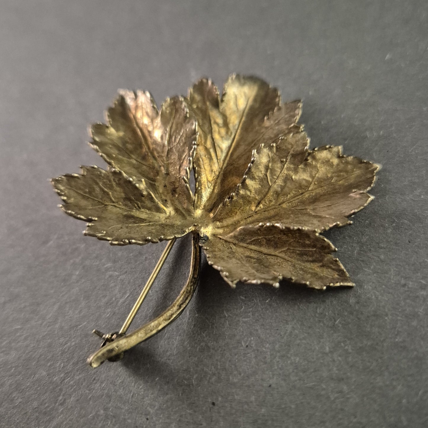 Antike Silberbrosche in Blattform – Fein detailliertes Naturdesign