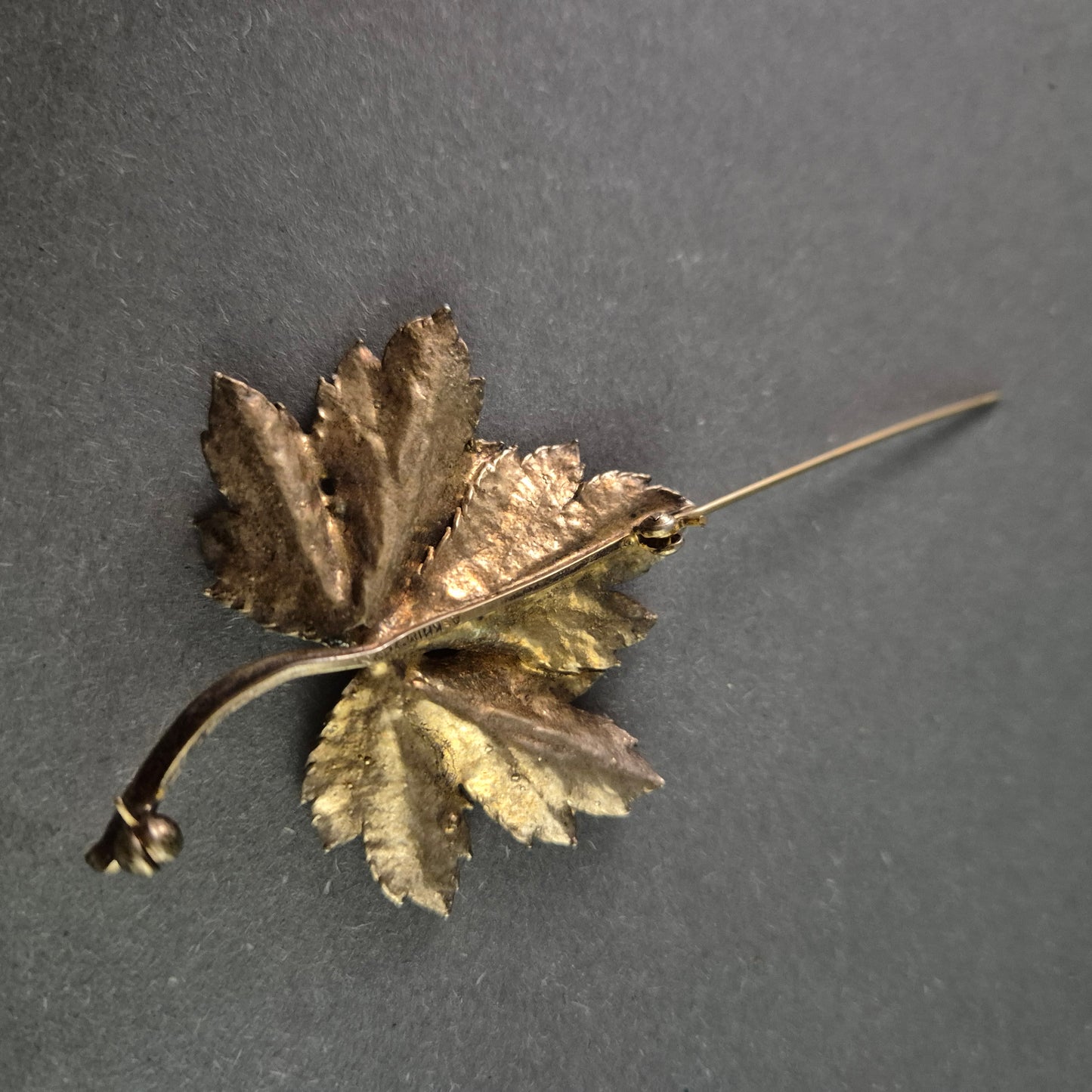Antike Silberbrosche in Blattform – Fein detailliertes Naturdesign