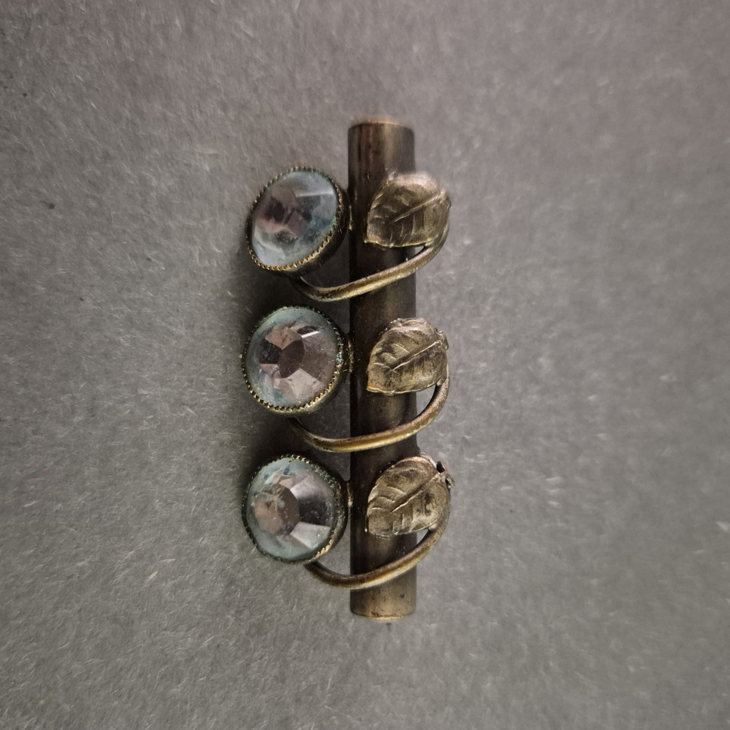 Antike Silberbrosche mit blauen Glaskristallen – Jugendstil-Design