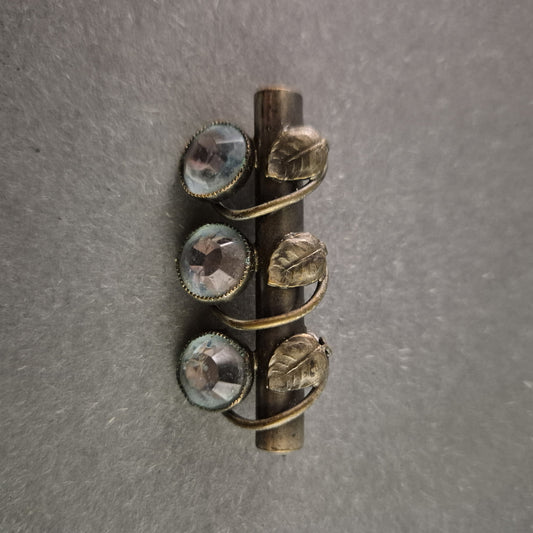 Antike Silberbrosche mit blauen Glaskristallen – Jugendstil-Design