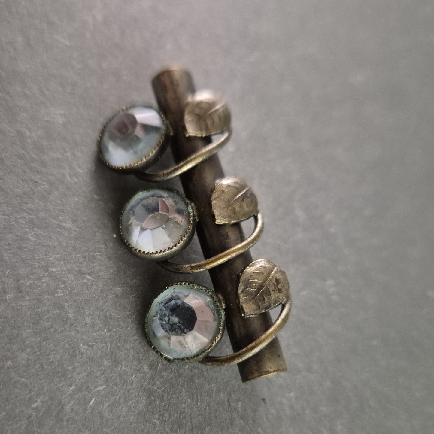 Antike Silberbrosche mit blauen Glaskristallen – Jugendstil-Design