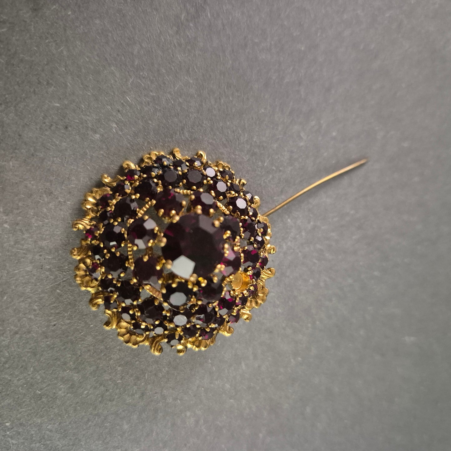 Antike Brosche mit böhmischen Granaten – Eleganter viktorianischer Stil