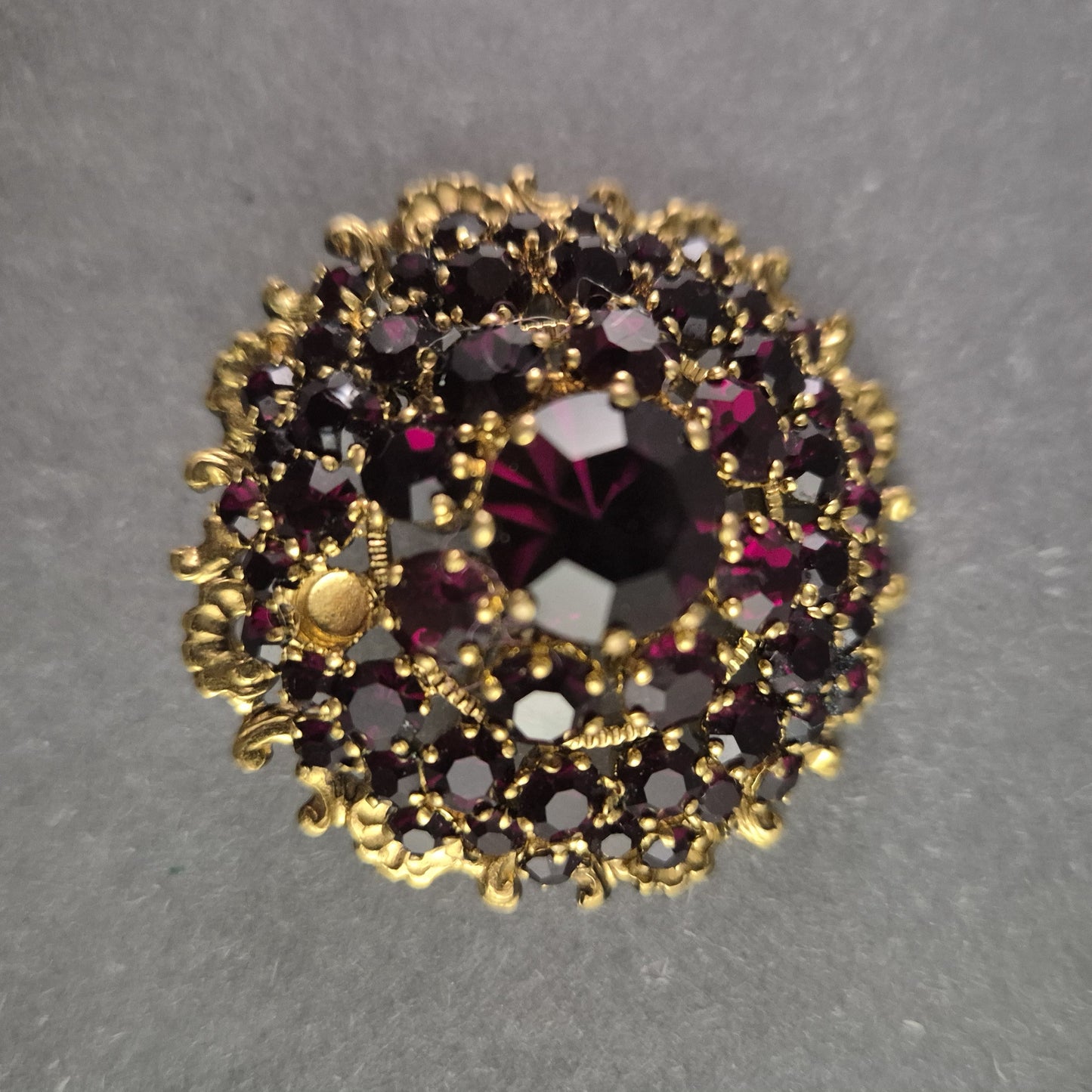 Antike Brosche mit böhmischen Granaten – Eleganter viktorianischer Stil