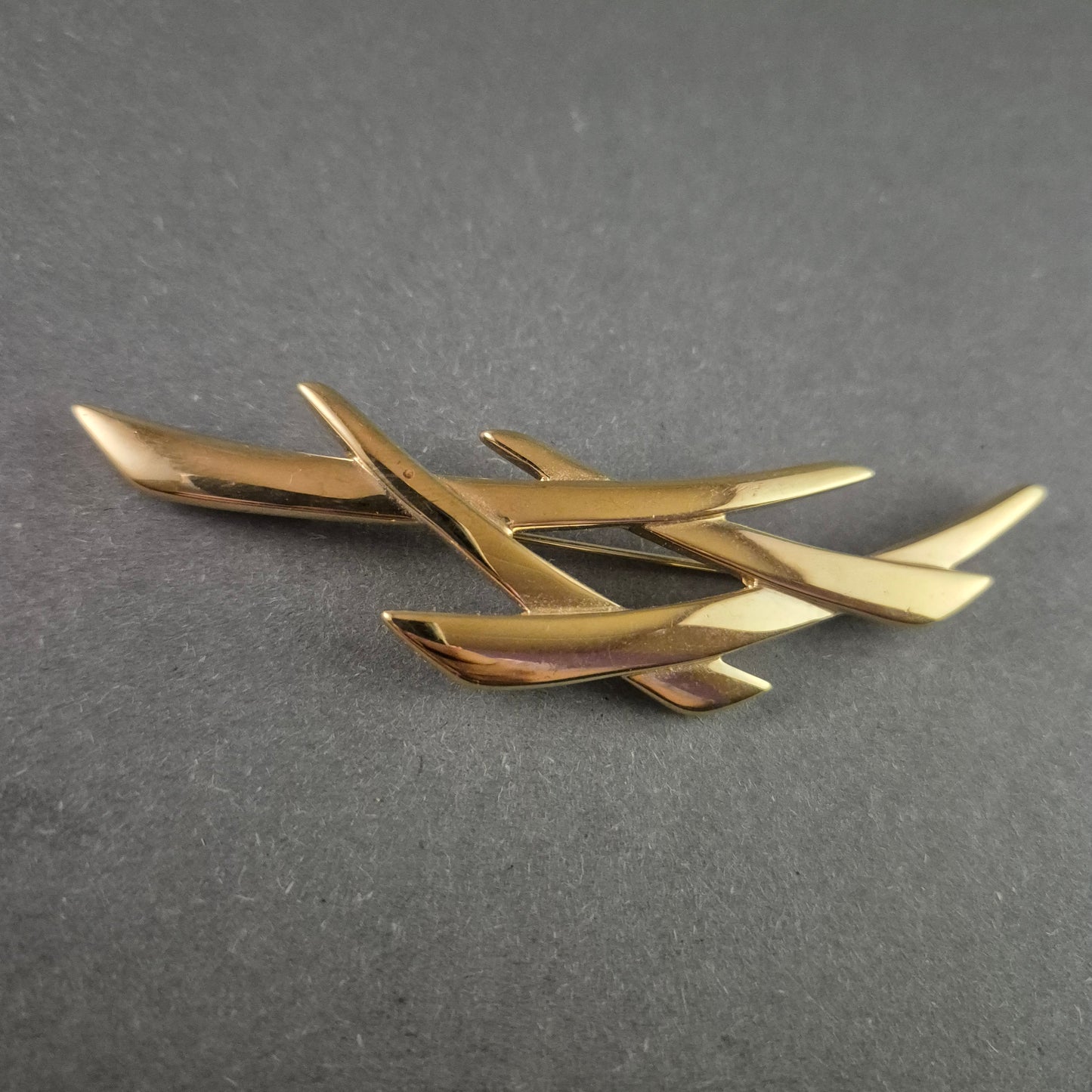Elegante goldene Designer-Brosche – Modernes, geometrisches Design