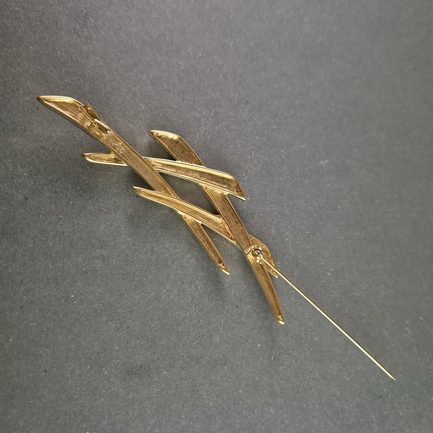 Elegante goldene Designer-Brosche – Modernes, geometrisches Design