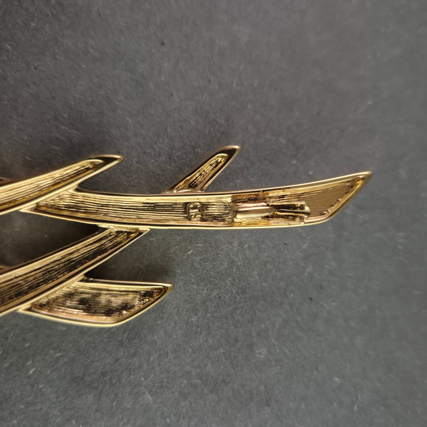 Elegante goldene Designer-Brosche – Modernes, geometrisches Design