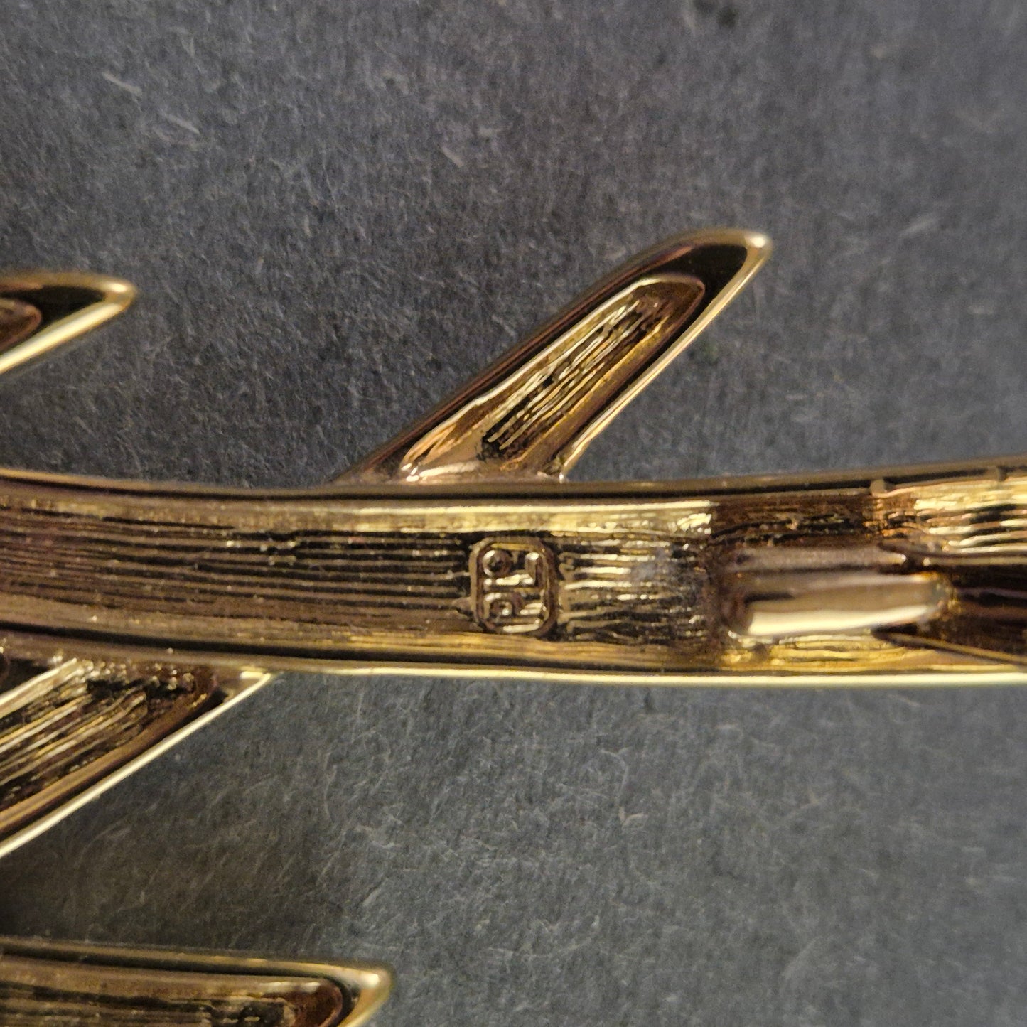 Elegante goldene Designer-Brosche – Modernes, geometrisches Design