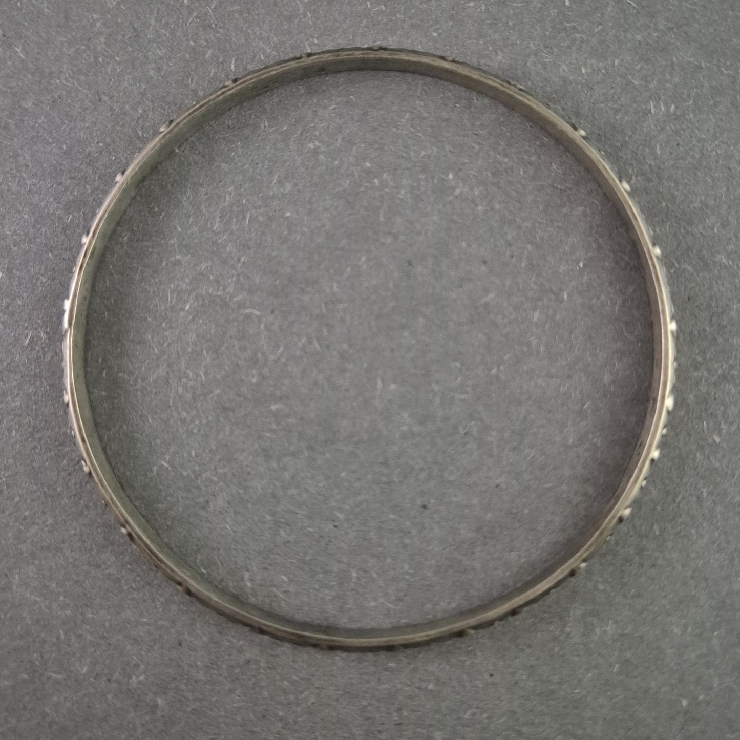 Antiker Silberarmreif mit floralen Verzierungen – Elegantes Vintage-Schmuckstück