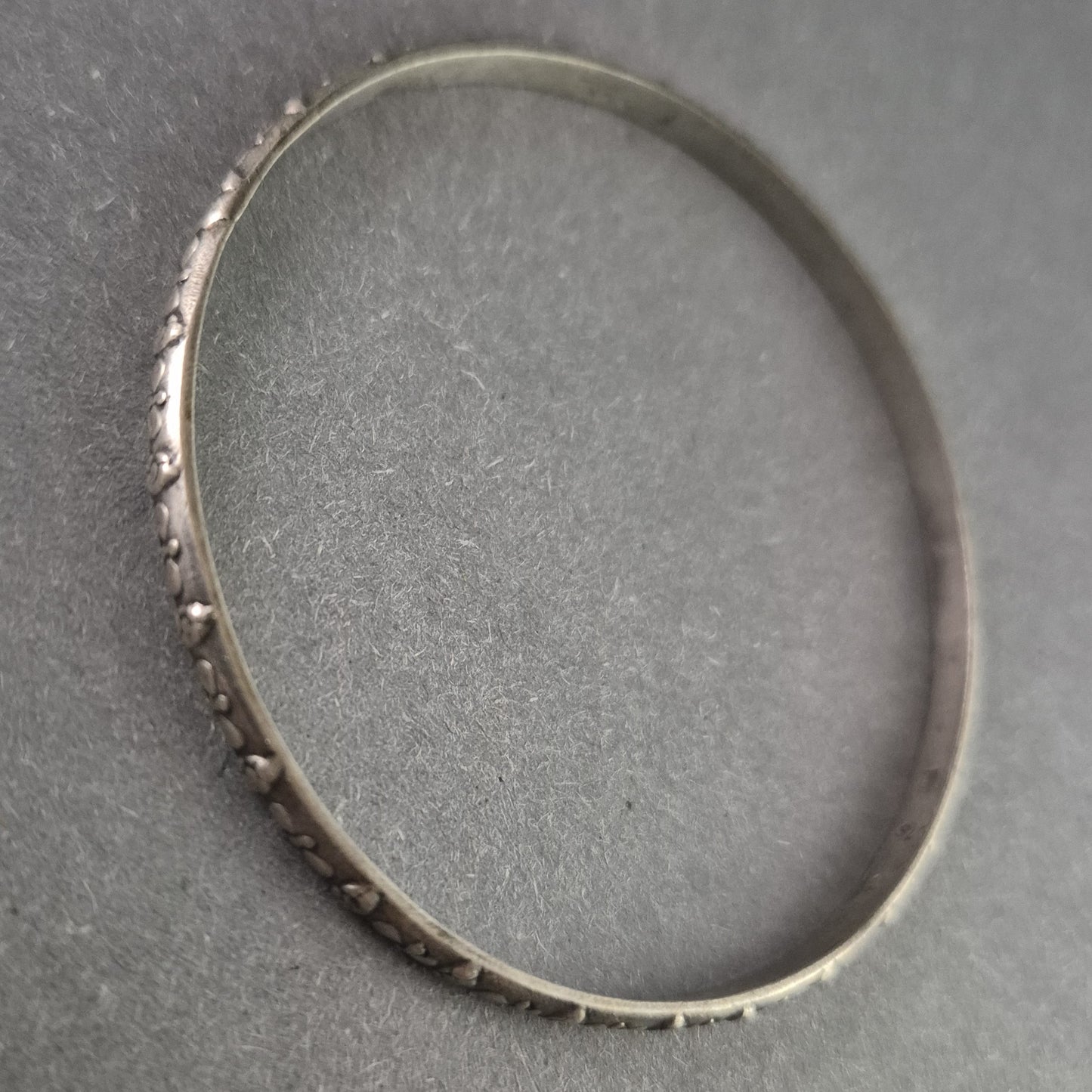 Antiker Silberarmreif mit floralen Verzierungen – Elegantes Vintage-Schmuckstück