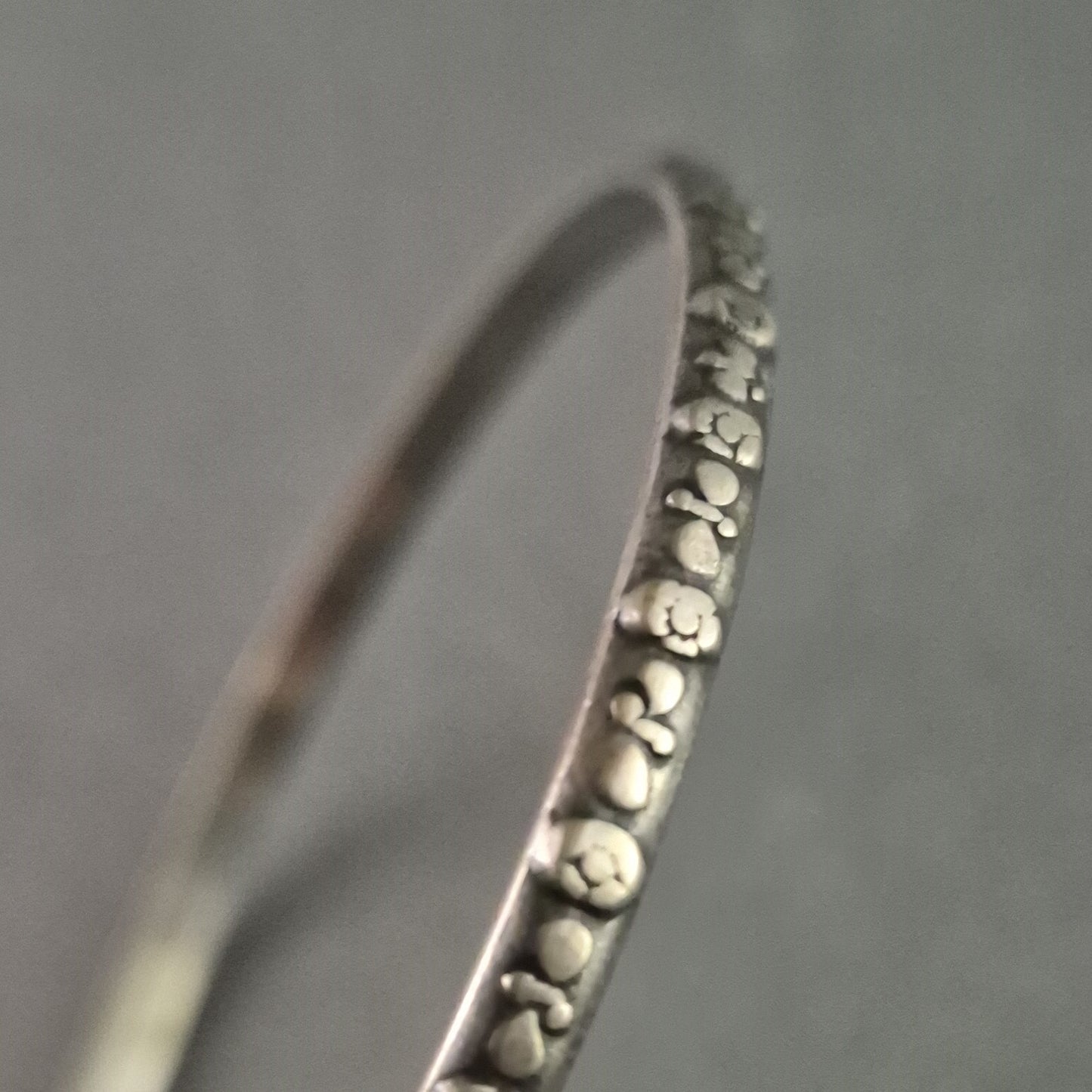 Antiker Silberarmreif mit floralen Verzierungen – Elegantes Vintage-Schmuckstück