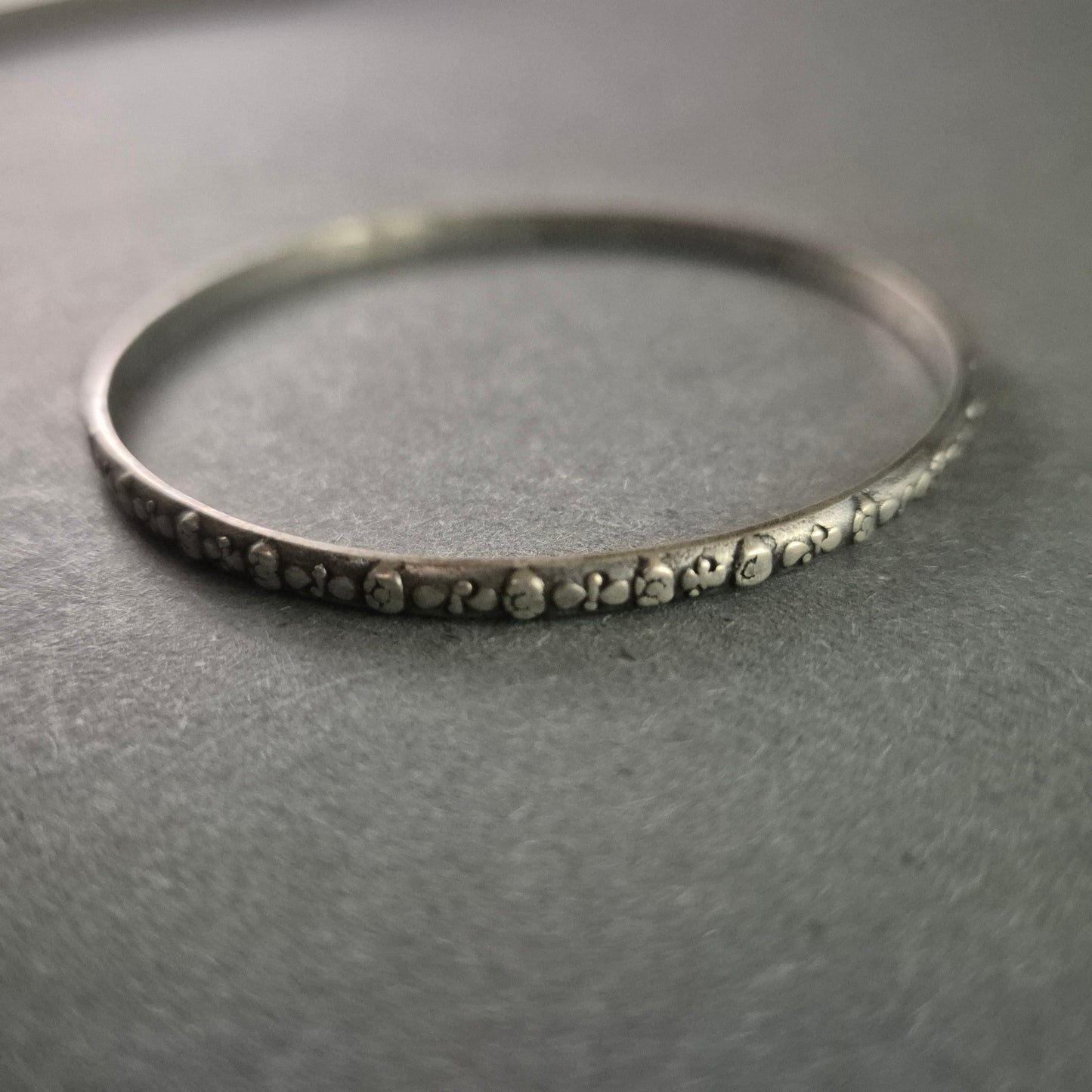 Antiker Silberarmreif mit floralen Verzierungen – Elegantes Vintage-Schmuckstück