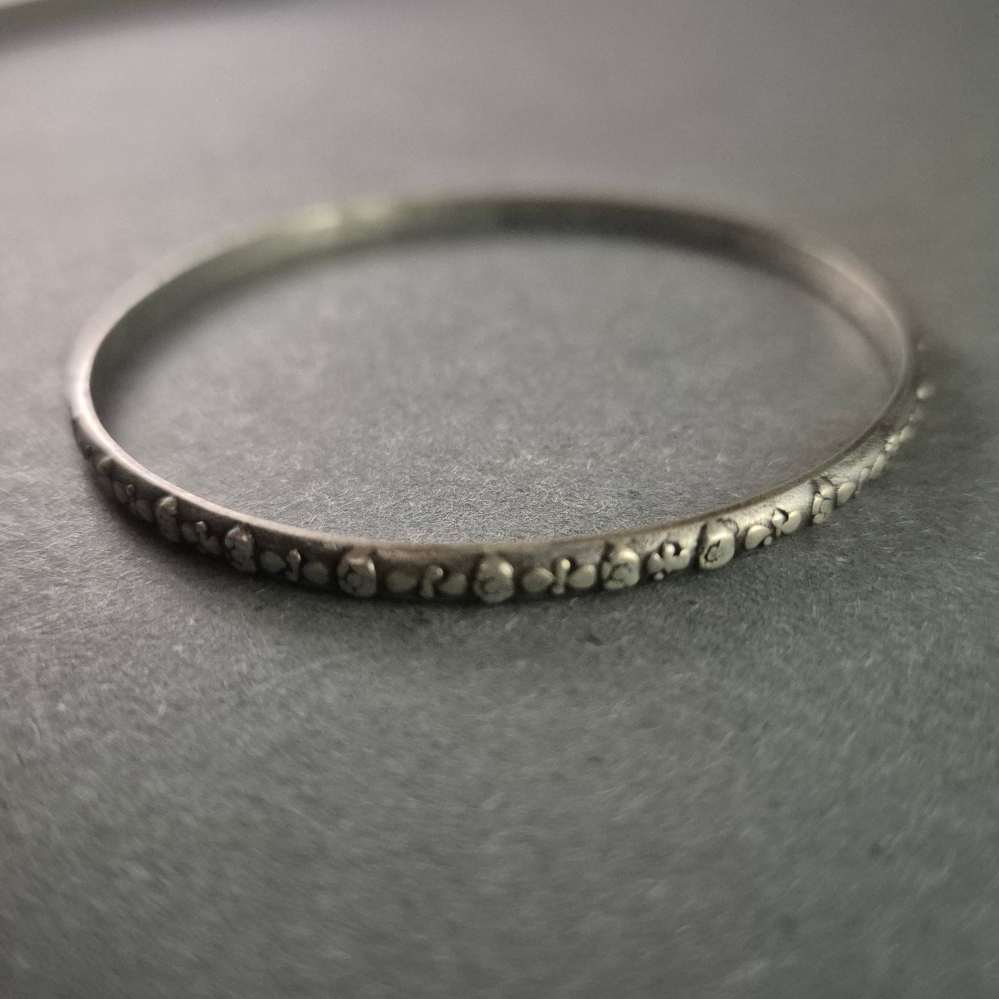 Antiker Silberarmreif mit floralen Verzierungen – Elegantes Vintage-Schmuckstück