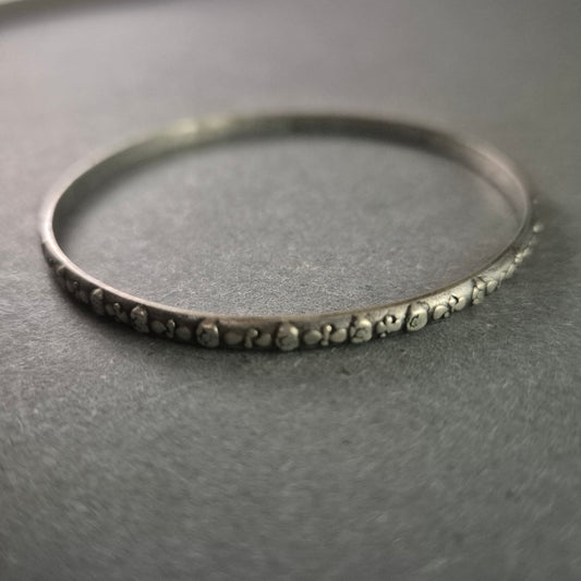 Antiker Silberarmreif mit floralen Verzierungen – Elegantes Vintage-Schmuckstück