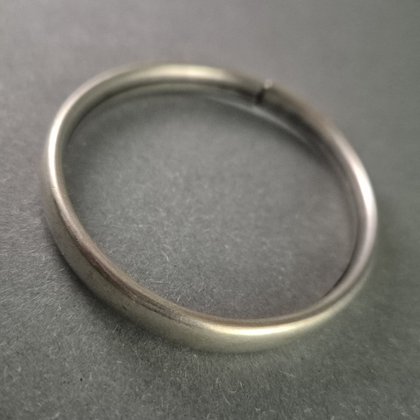 Antiker Silber-Armreif mit Scharnier – Klassisch und zeitlos