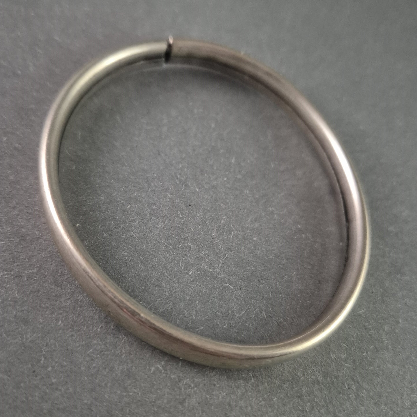 Antiker Silber-Armreif mit Scharnier – Klassisch und zeitlos