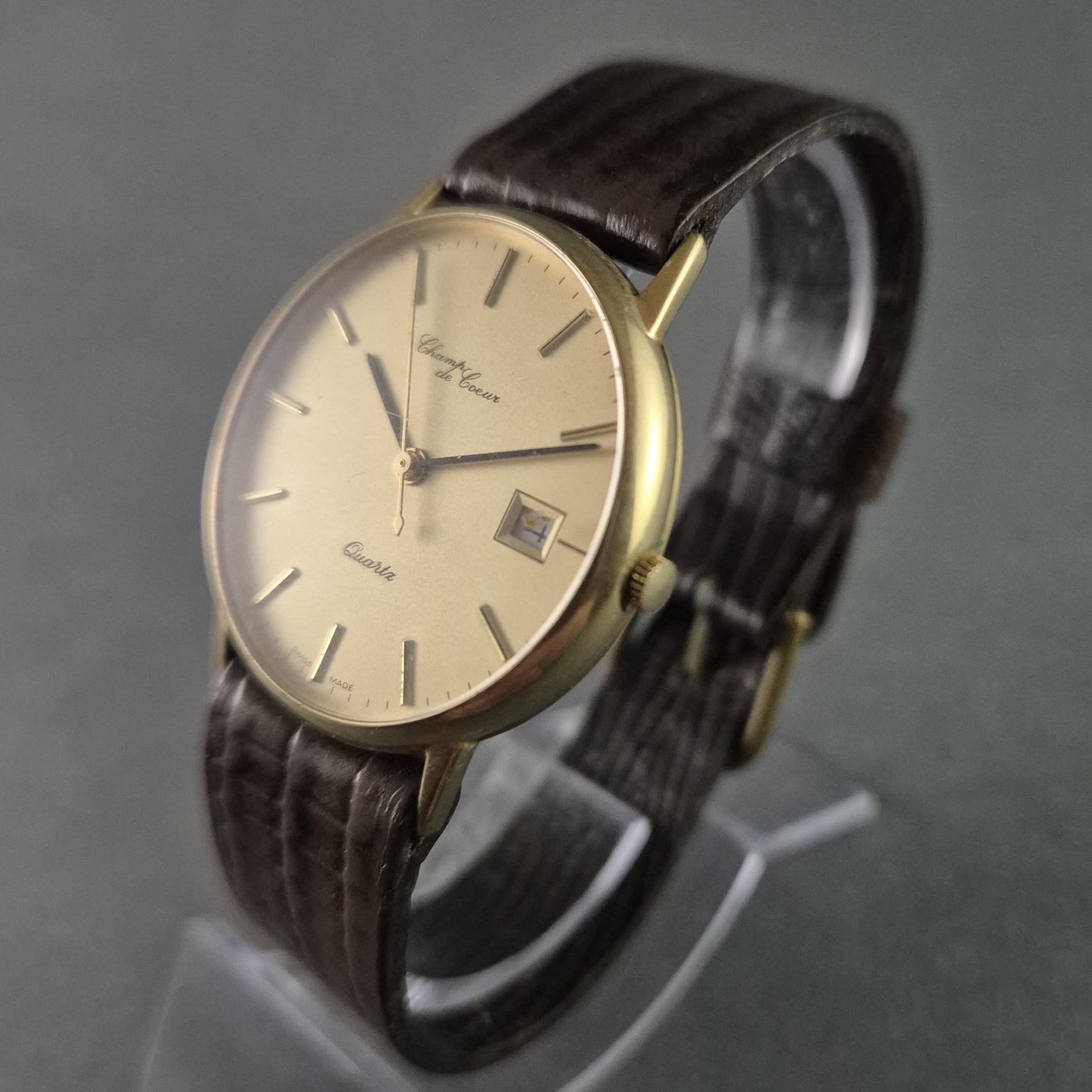 Edle Champ de Coeur Herrenarmbanduhr – 8K Goldgehäuse mit zeitlosem Design