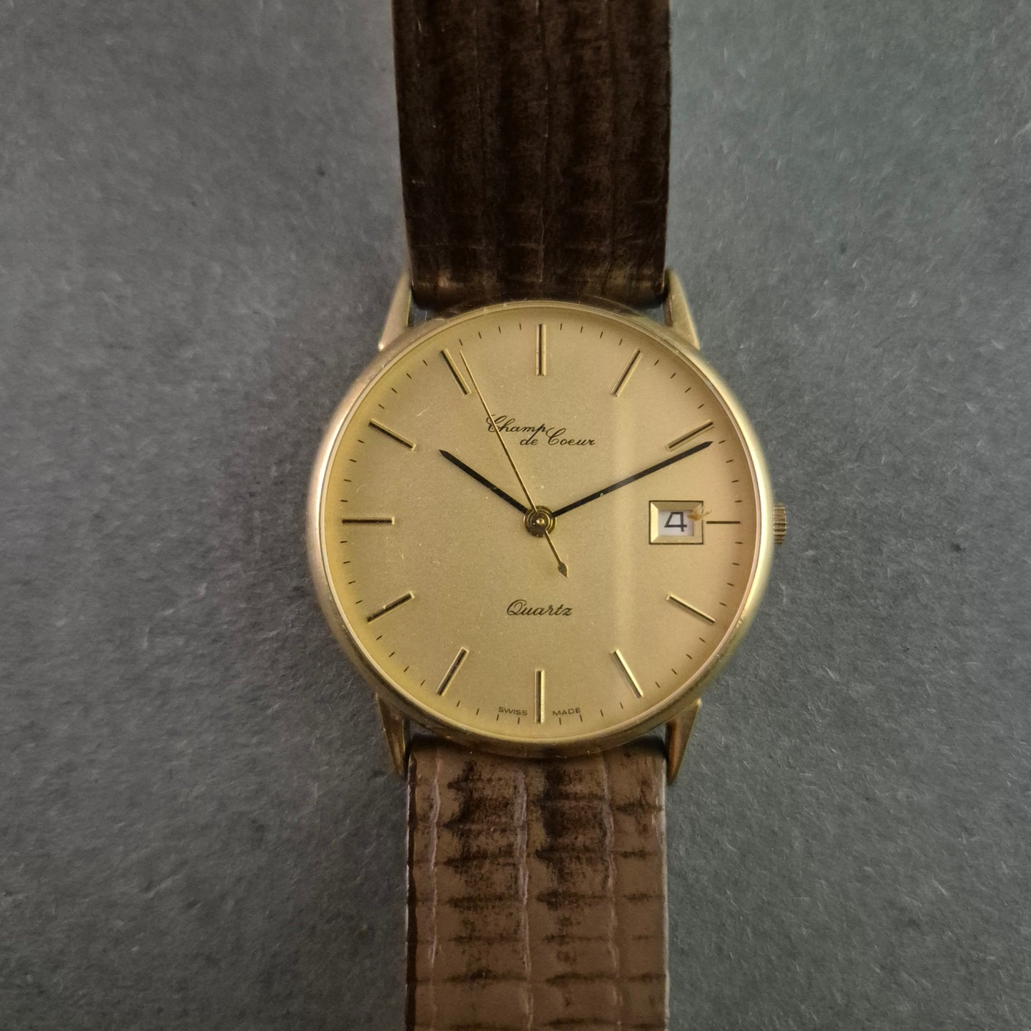 Edle Champ de Coeur Herrenarmbanduhr – 8K Goldgehäuse mit zeitlosem Design