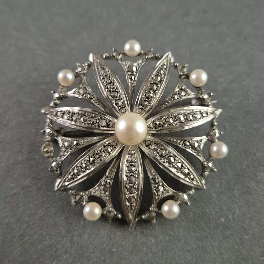 Elegante Vintage-Brosche mit Perlen & Markasiten – Blütengestaltung