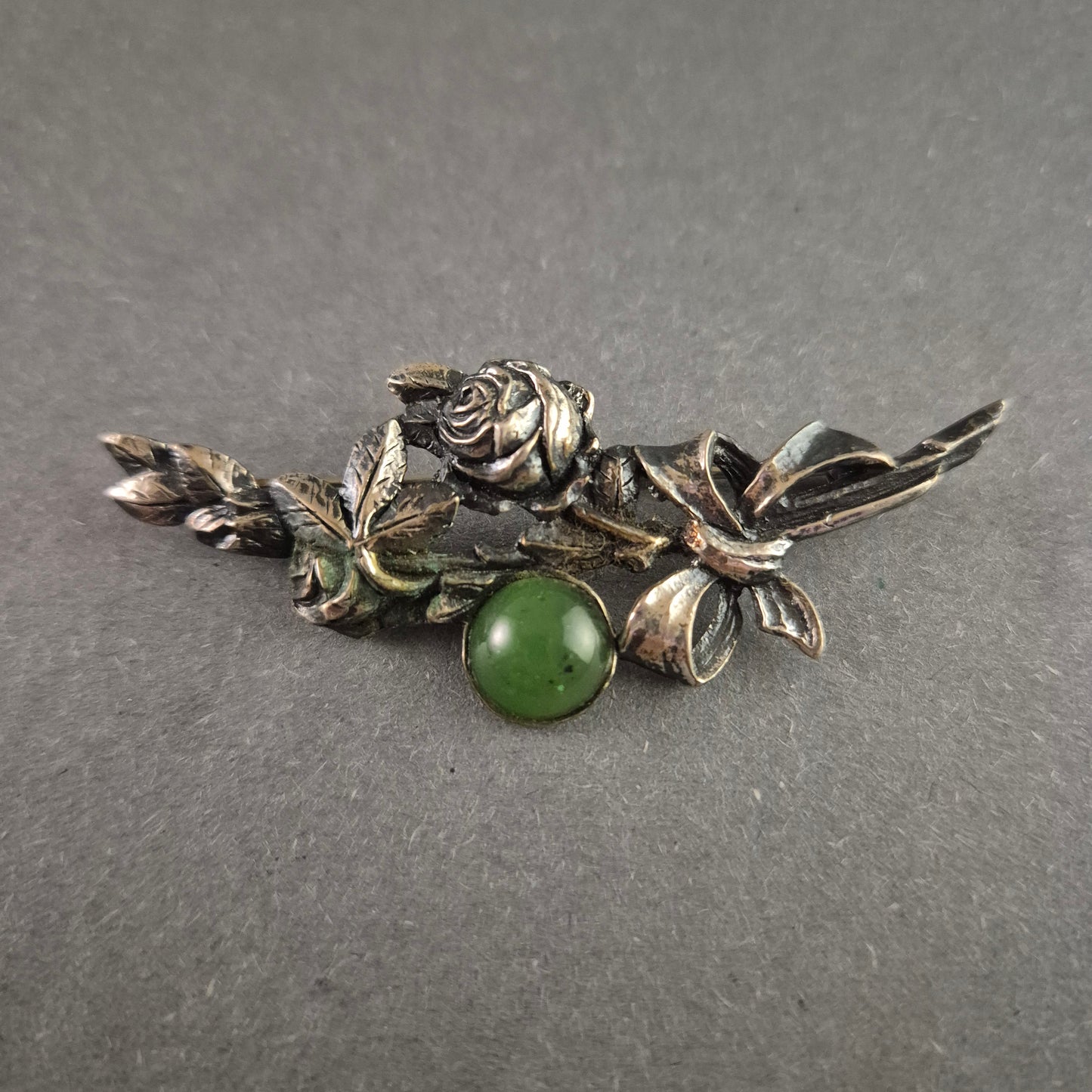 Antike Silberbrosche mit Rosenmotiv & grüner Jade – Filigrane Handwerkskunst