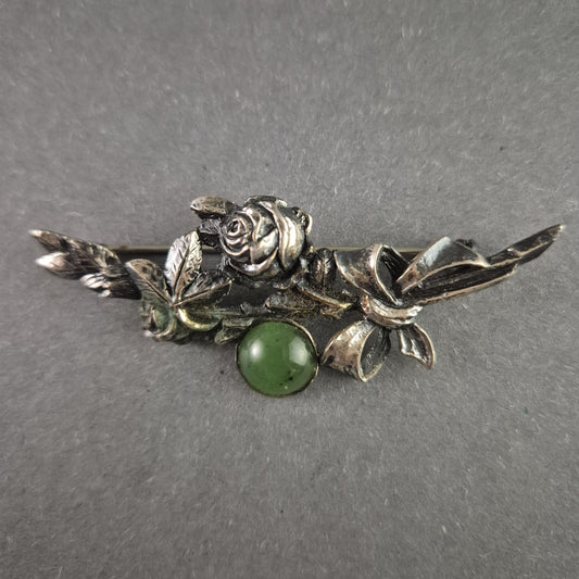 Antike Silberbrosche mit Rosenmotiv & grüner Jade – Filigrane Handwerkskunst