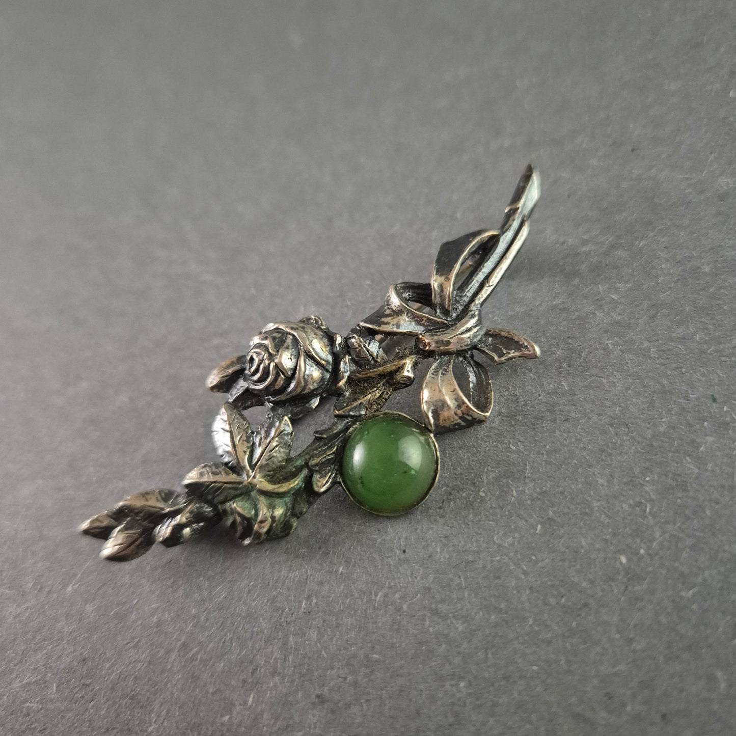 Antike Silberbrosche mit Rosenmotiv & grüner Jade – Filigrane Handwerkskunst