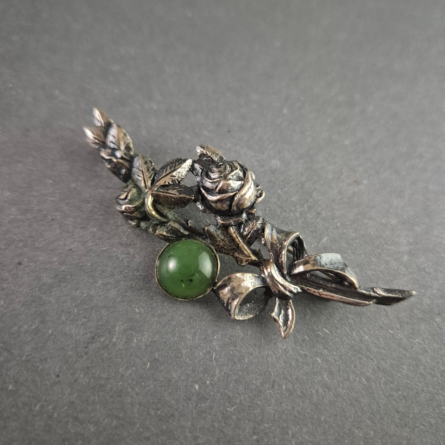 Antike Silberbrosche mit Rosenmotiv & grüner Jade – Filigrane Handwerkskunst