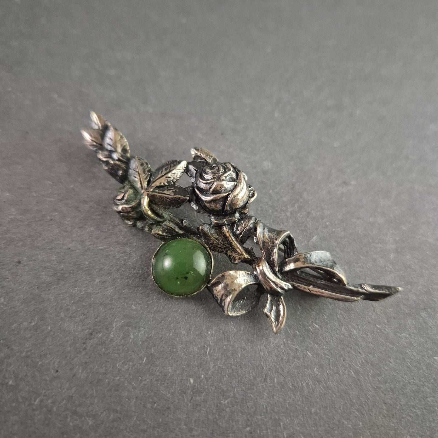 Antike Silberbrosche mit Rosenmotiv & grüner Jade – Filigrane Handwerkskunst