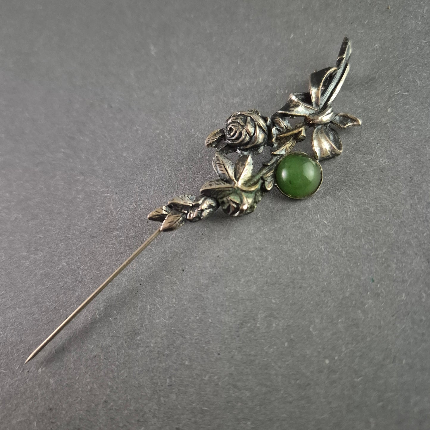 Antike Silberbrosche mit Rosenmotiv & grüner Jade – Filigrane Handwerkskunst