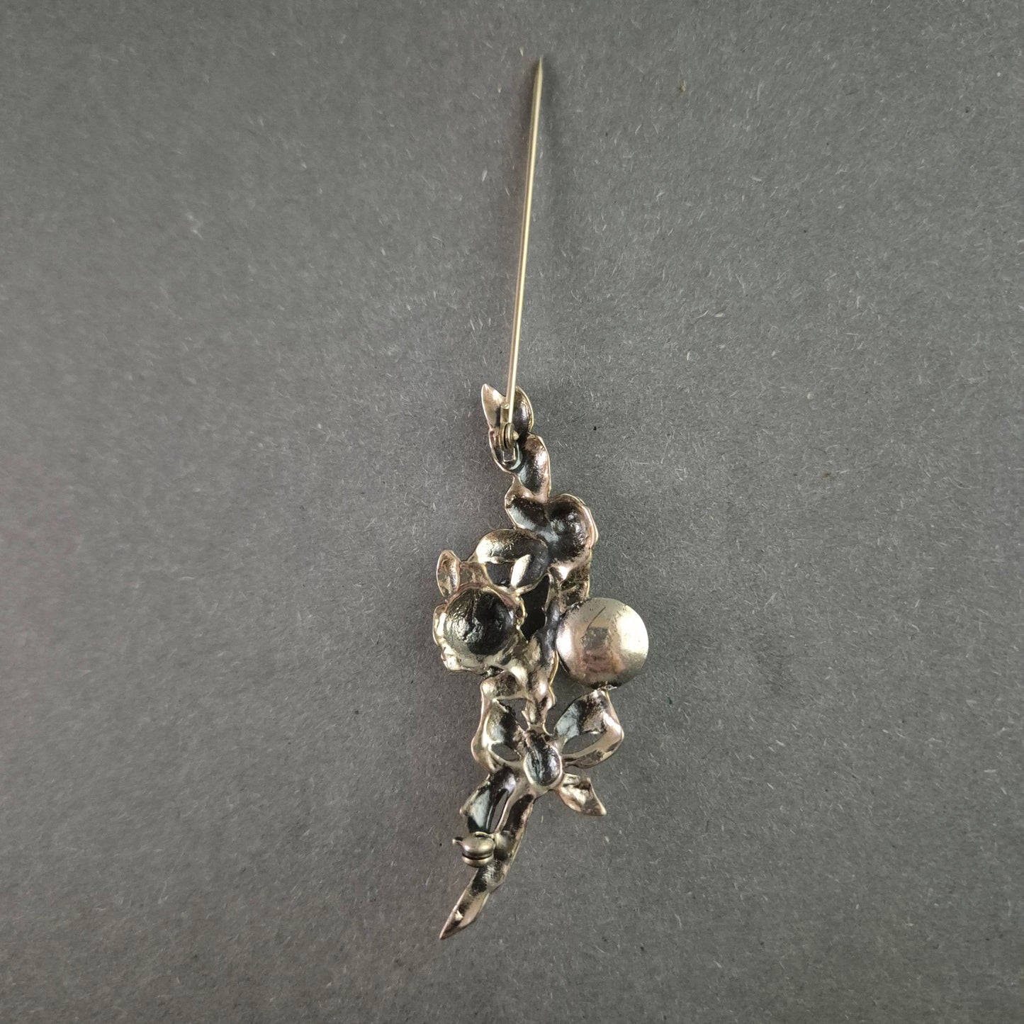 Antike Silberbrosche mit Rosenmotiv & grüner Jade – Filigrane Handwerkskunst