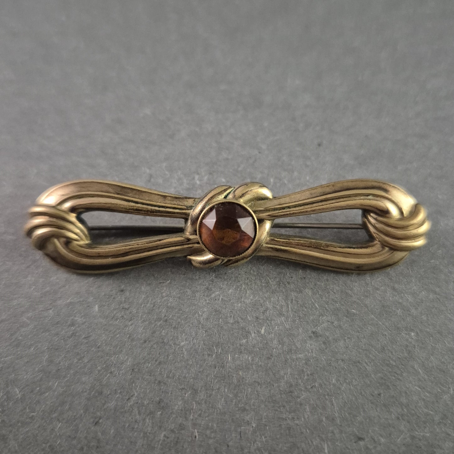 Antike PRESTO-Brosche mit Granat – Elegantes Jugendstil-Design