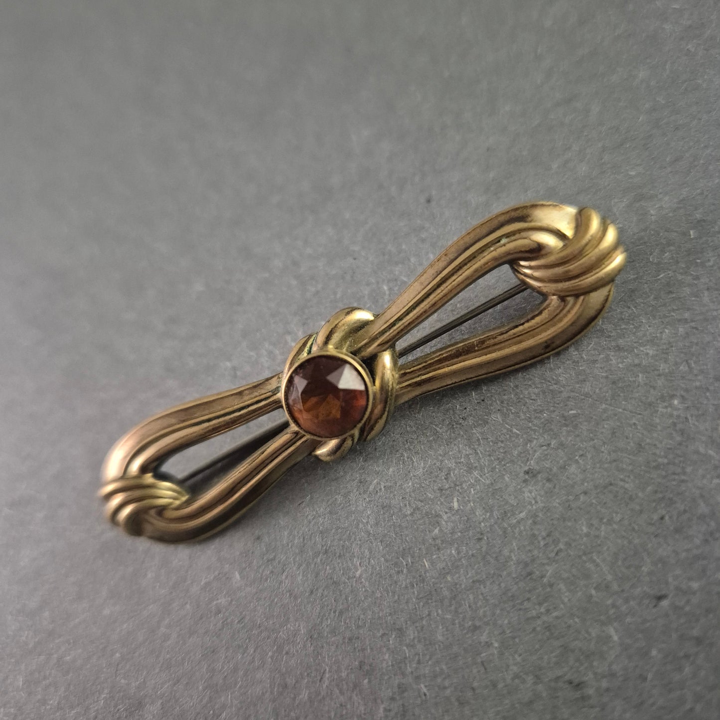 Antike PRESTO-Brosche mit Granat – Elegantes Jugendstil-Design