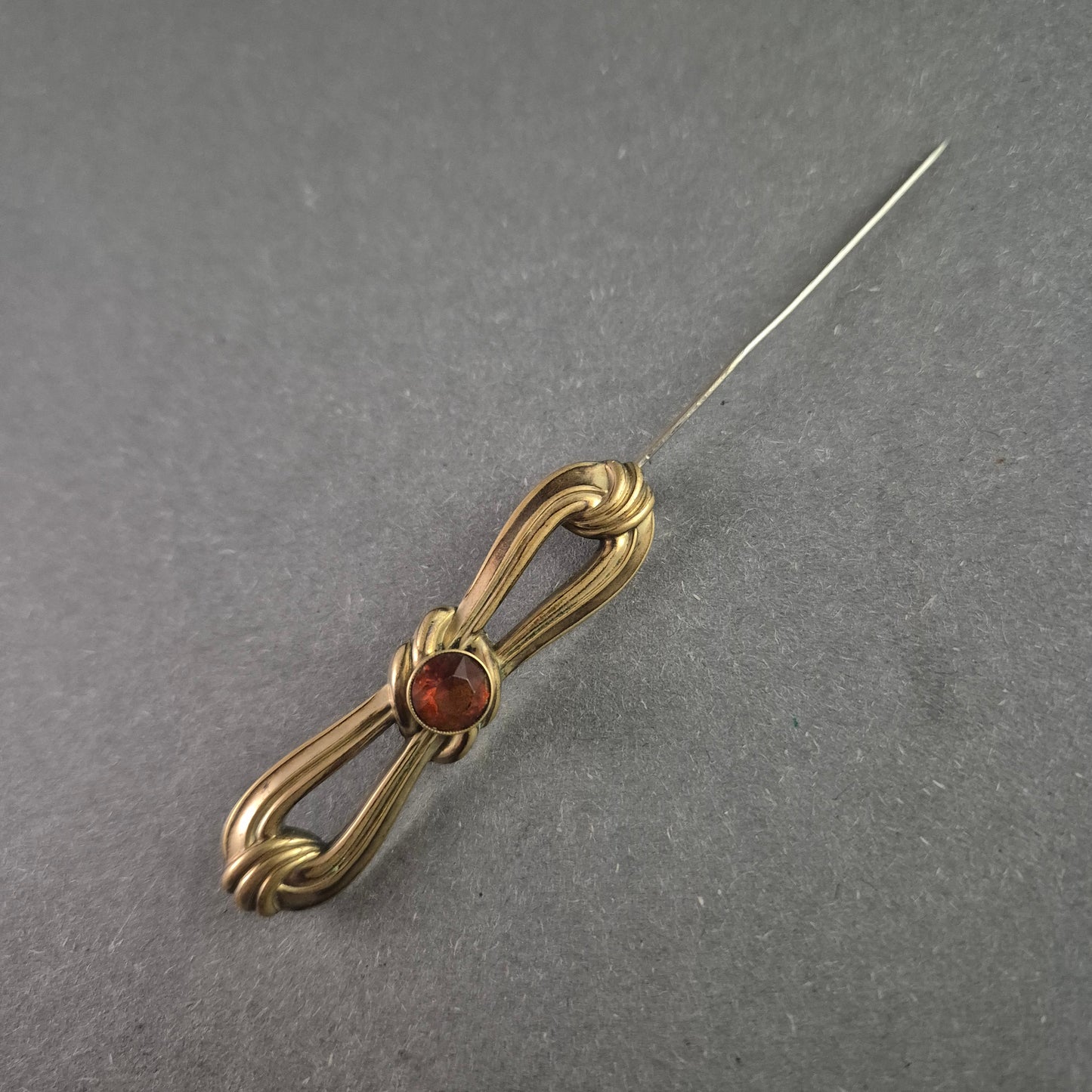 Antike PRESTO-Brosche mit Granat – Elegantes Jugendstil-Design