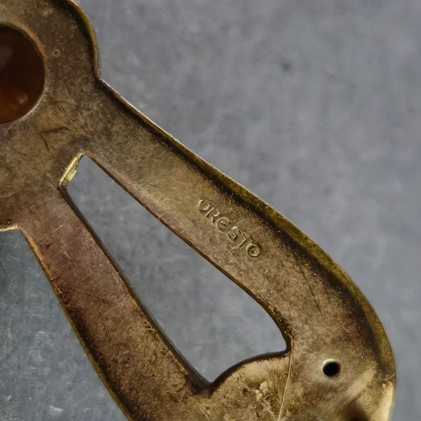 Antike PRESTO-Brosche mit Granat – Elegantes Jugendstil-Design