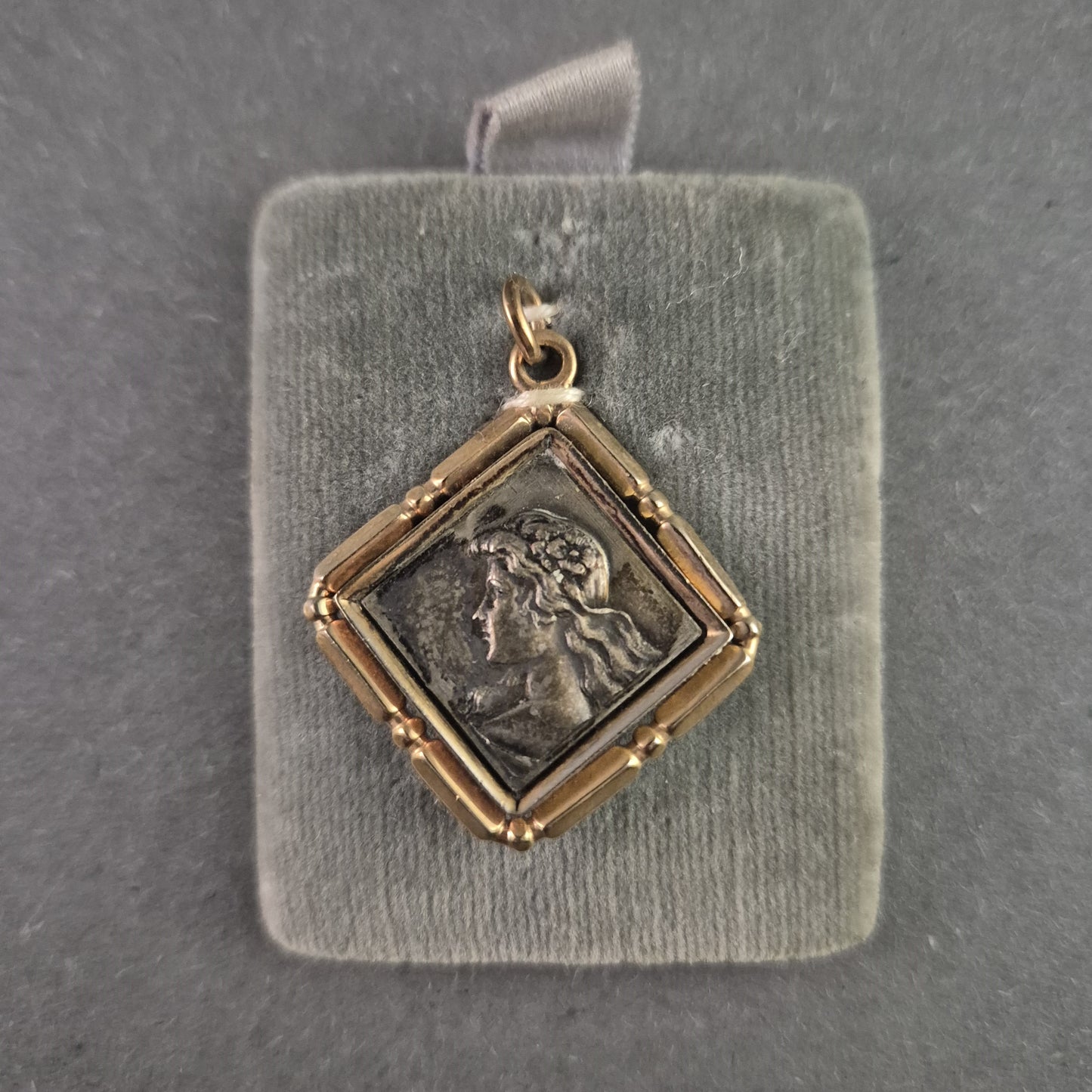 Antiker Medaillon-Anhänger mit Frauenprofil – Eleganz in Silber & Gold