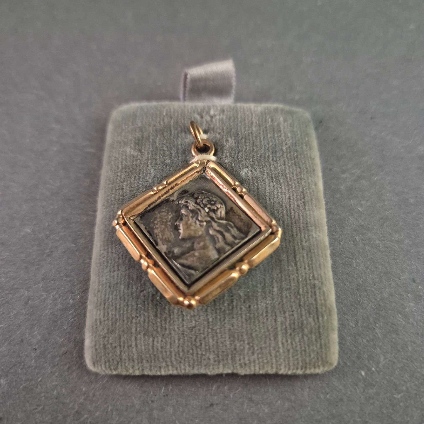 Antiker Medaillon-Anhänger mit Frauenprofil – Eleganz in Silber & Gold