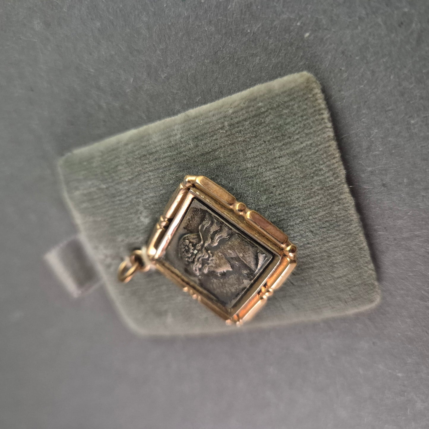 Antiker Medaillon-Anhänger mit Frauenprofil – Eleganz in Silber & Gold