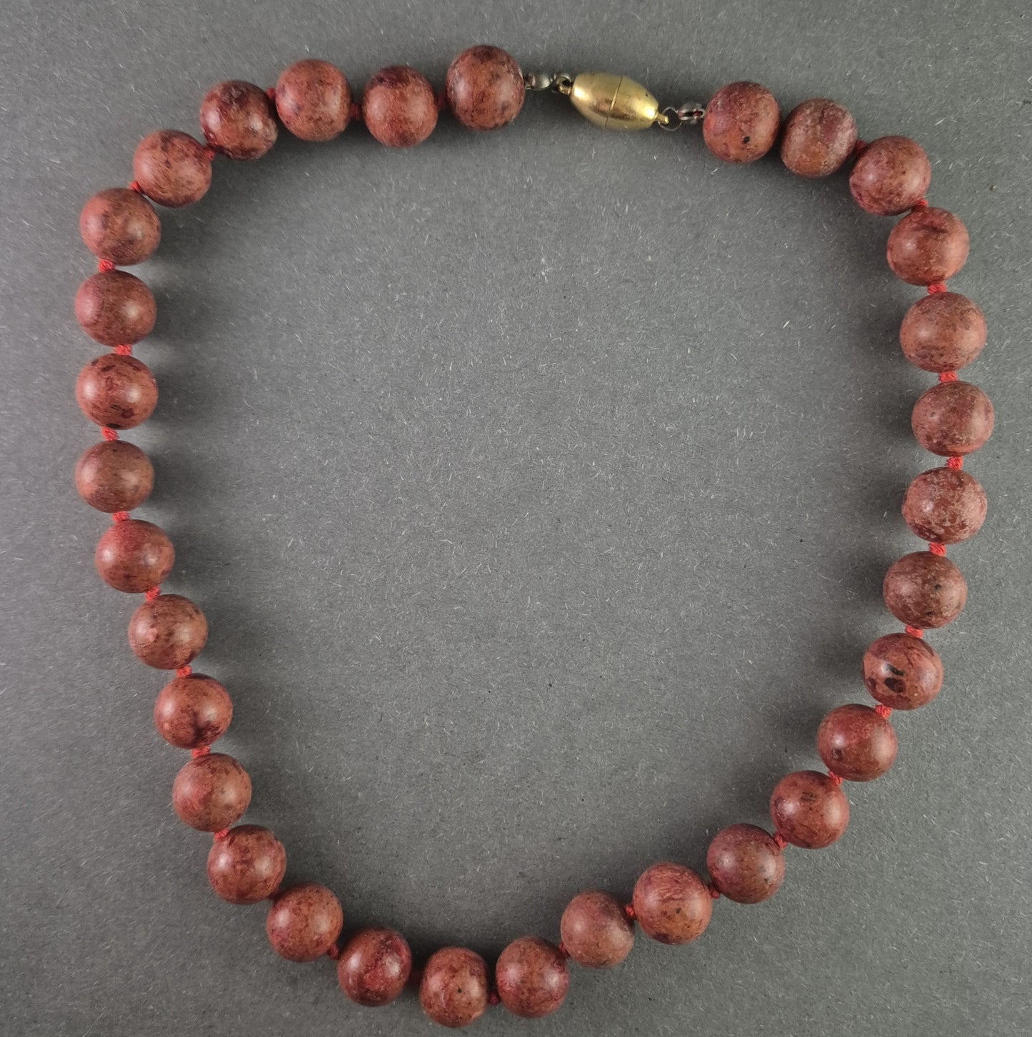 Vintage Rhodonit-Perlenkette – Natürliche Schönheit mit warmen Rottönen