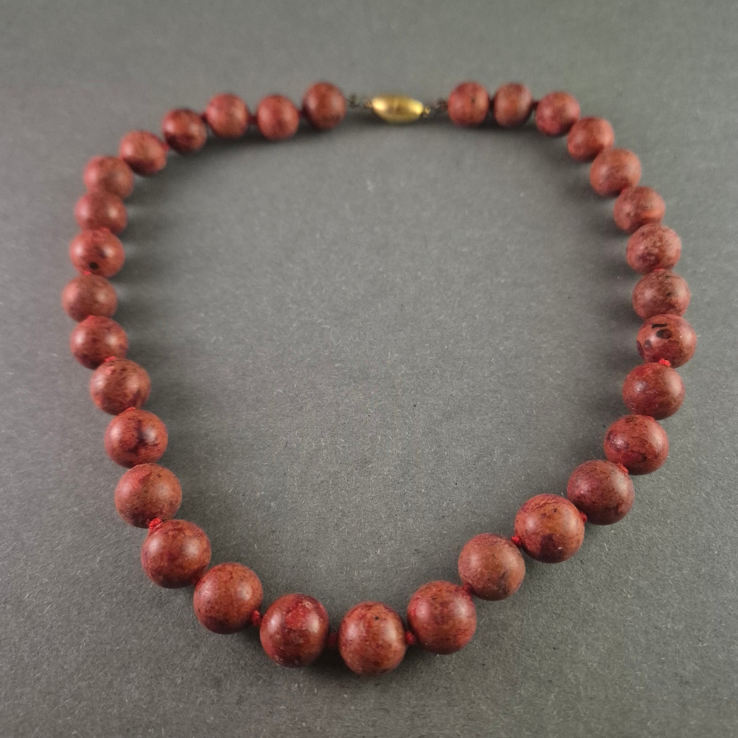 Vintage Rhodonit-Perlenkette – Natürliche Schönheit mit warmen Rottönen