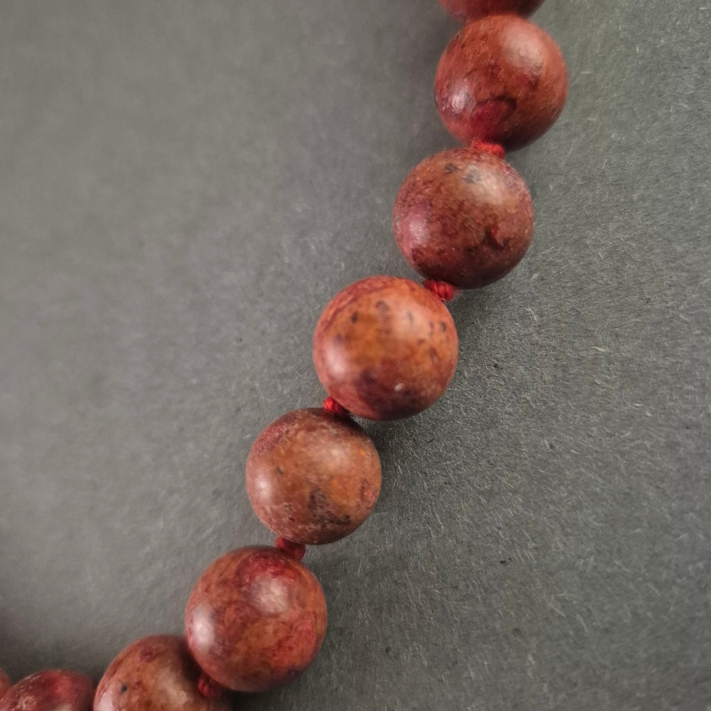 Vintage Rhodonit-Perlenkette – Natürliche Schönheit mit warmen Rottönen