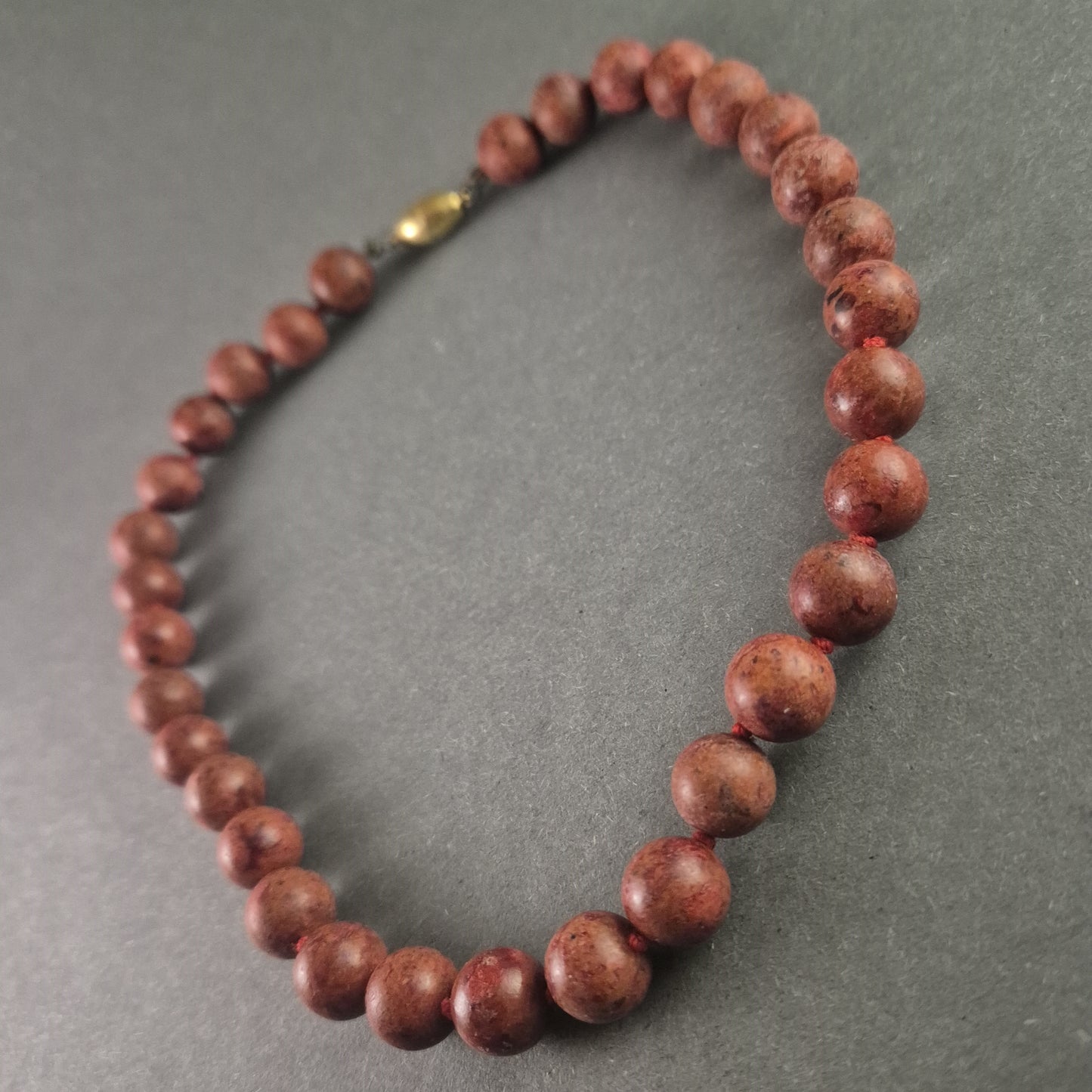 Vintage Rhodonit-Perlenkette – Natürliche Schönheit mit warmen Rottönen