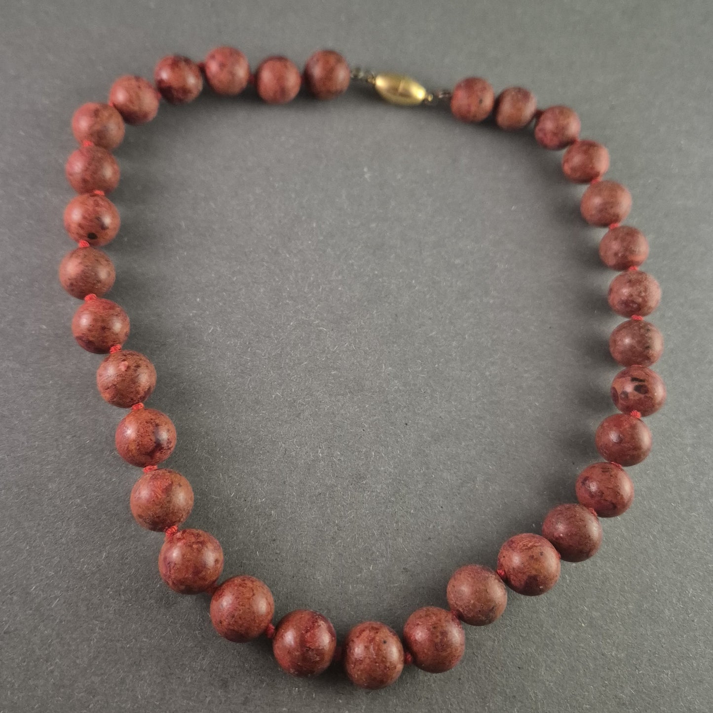 Vintage Rhodonit-Perlenkette – Natürliche Schönheit mit warmen Rottönen