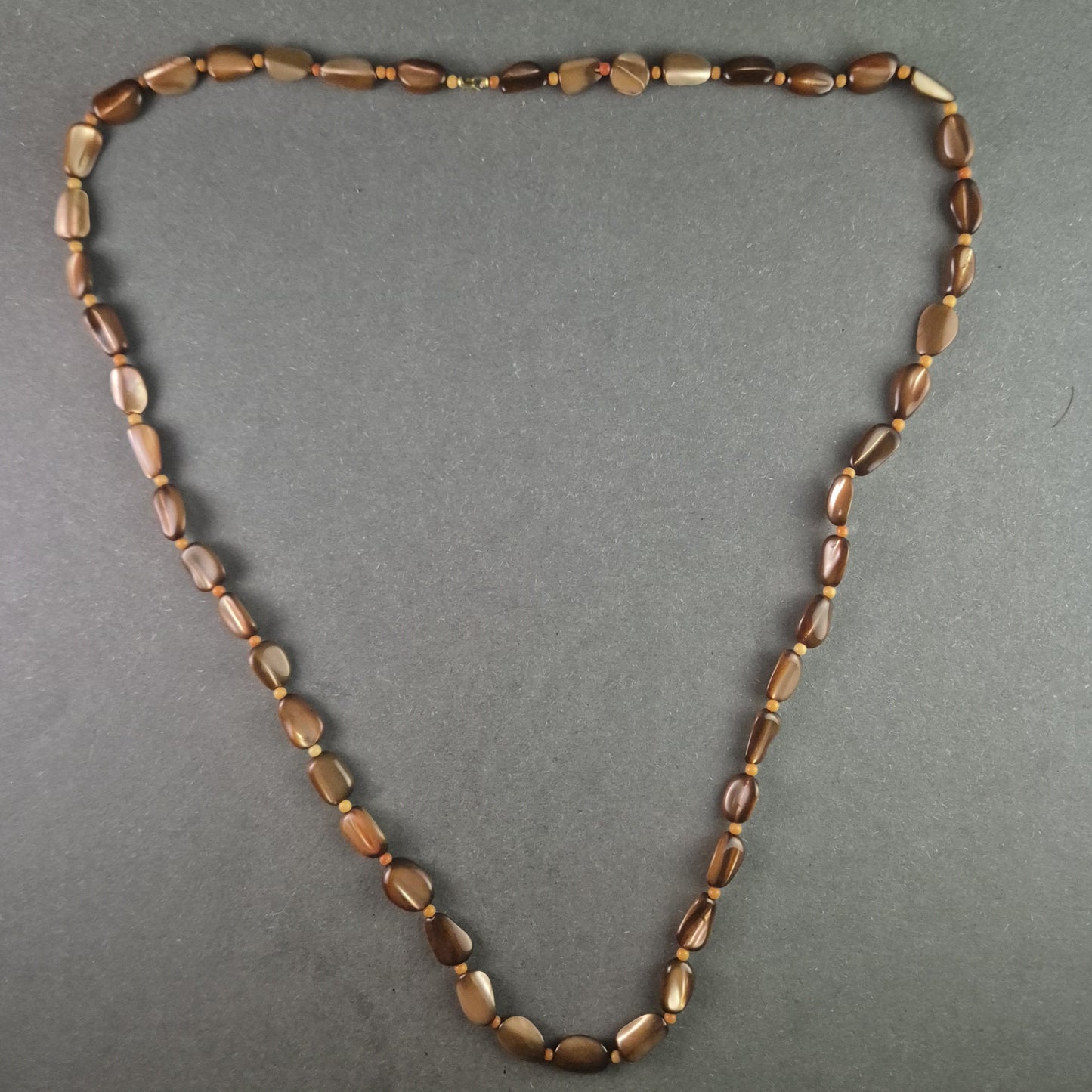 Elegante Vintage-Hornkette – Naturbelassene Schönheit in warmen Brauntönen