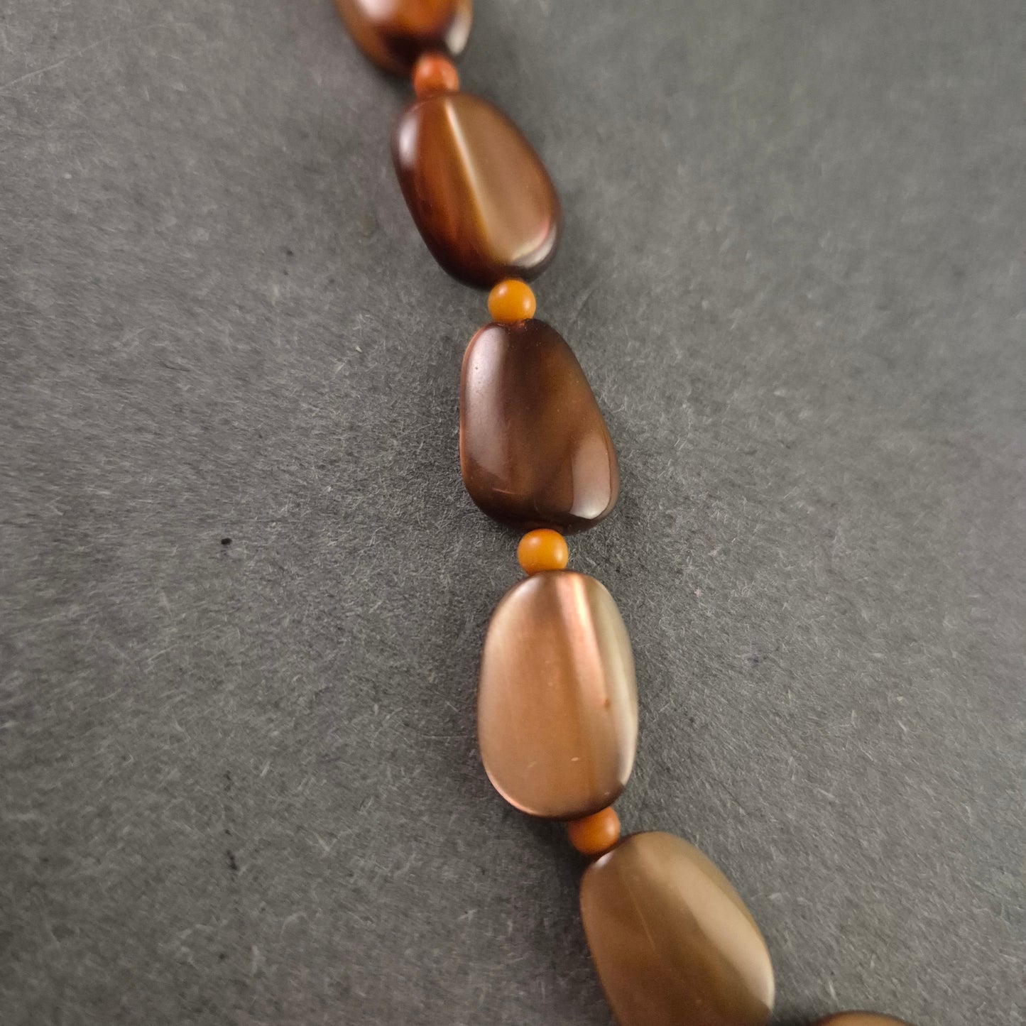 Elegante Vintage-Hornkette – Naturbelassene Schönheit in warmen Brauntönen